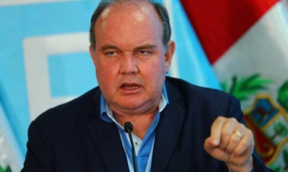López Aliaga — Un hombre en una conferencia de prensa es retratado durante la noticia sobre la revocación de credenciales del senador ante el JNE. Foto de: Perú21
