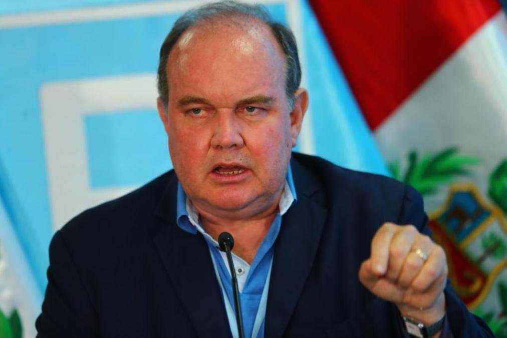 López Aliaga — Un hombre en una conferencia de prensa es retratado durante la noticia sobre la revocación de credenciales del senador ante el JNE. Foto de: Perú21