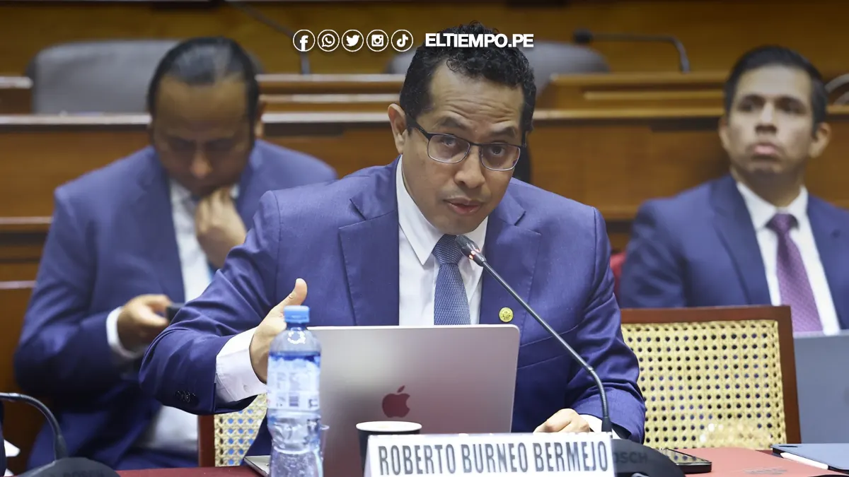 déficit presupuestal — Roberto Burneo Bermejo participa en una sesión del Congreso peruano donde se discuten temas presupuestales y de gestión pública. Foto de: ELTIEMPO.PE