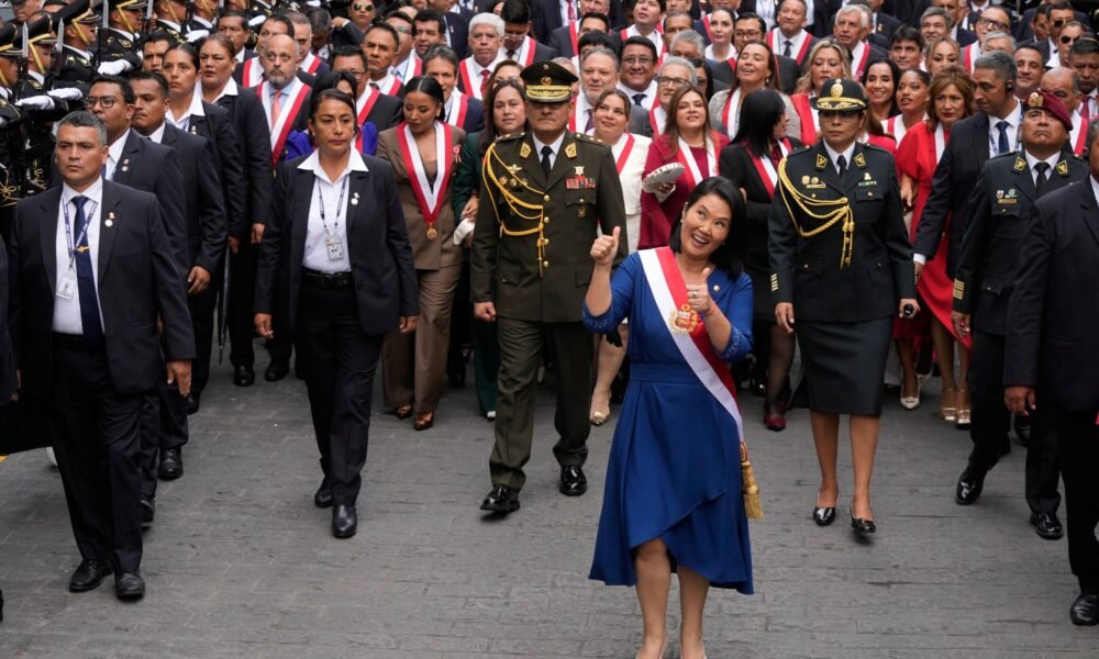 minería ilegal — La presidenta Dina Boluarte es acompañada por autoridades y personal militar durante un acto oficial en Perú. Foto de: Mongabay Perú