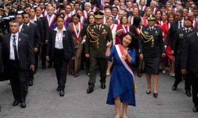 minería ilegal — La presidenta Dina Boluarte es acompañada por autoridades y personal militar durante un acto oficial en Perú. Foto de: Mongabay Perú