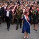 minería ilegal — La presidenta Dina Boluarte es acompañada por autoridades y personal militar durante un acto oficial en Perú. Foto de: Mongabay Perú