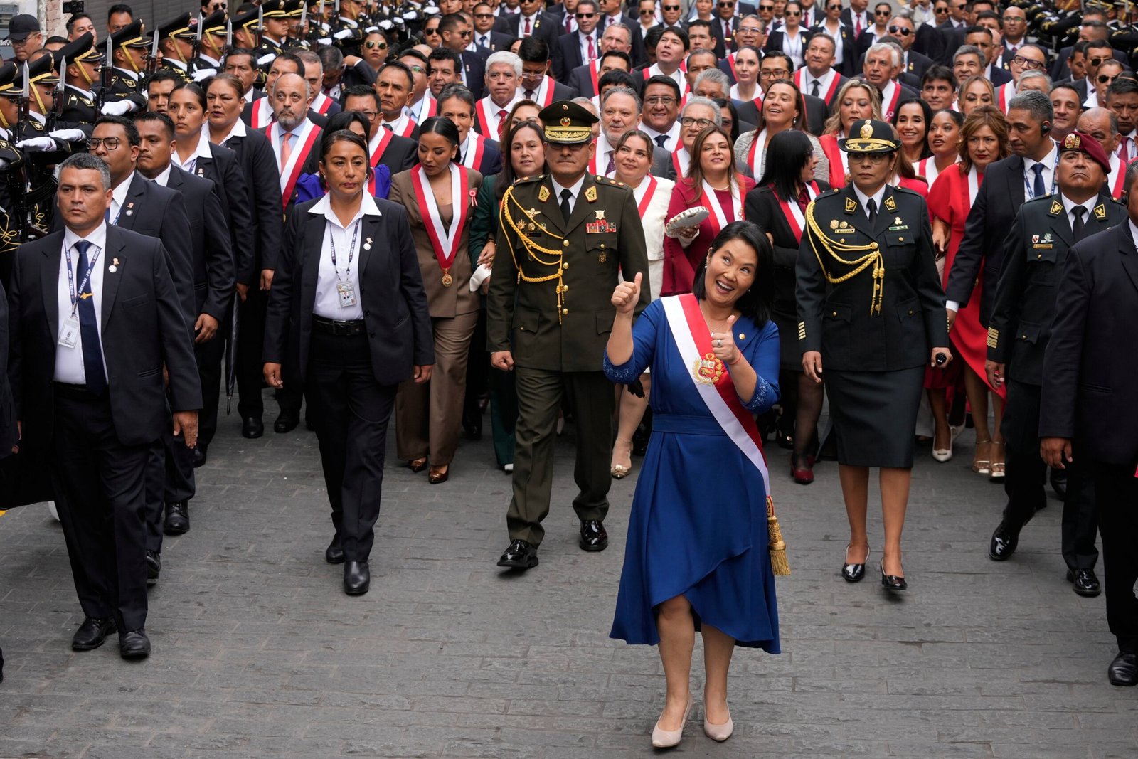 minería ilegal — La presidenta Dina Boluarte es acompañada por autoridades y personal militar durante un acto oficial en Perú. Foto de: Mongabay Perú