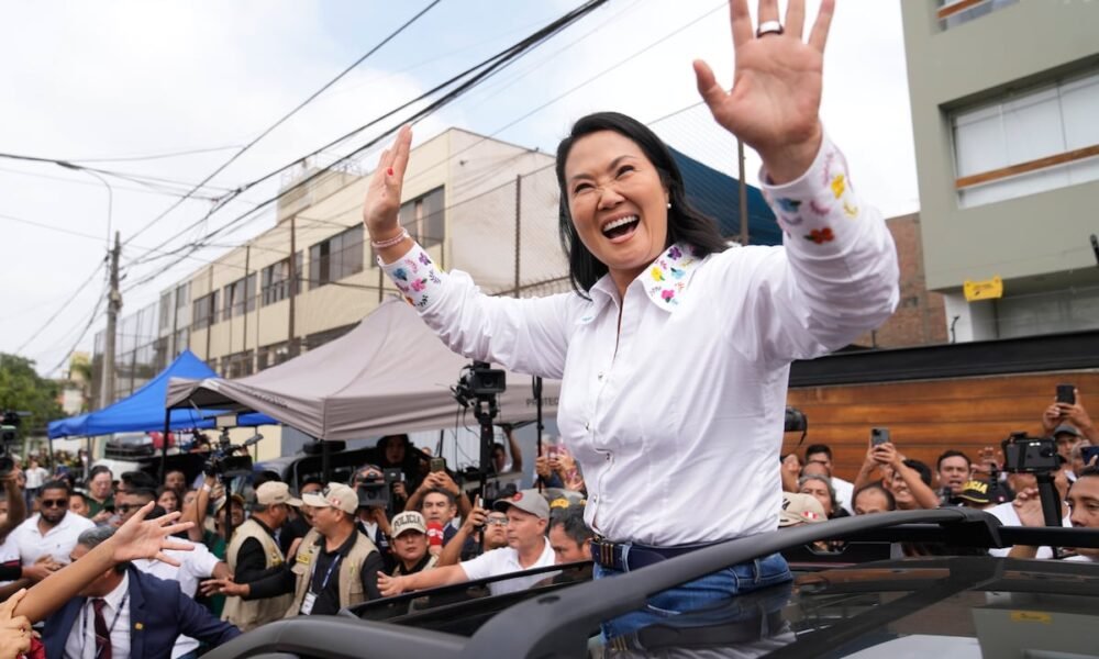 Keiko Fujimori saluda a las cámaras tras emitir su voto en Lima, en el marco de los retos políticos actuales del país. Foto de: Martin Mejia (AP Photo/Martin Mejia