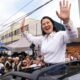 Keiko Fujimori saluda a las cámaras tras emitir su voto en Lima, en el marco de los retos políticos actuales del país. Foto de: Martin Mejia (AP Photo/Martin Mejia