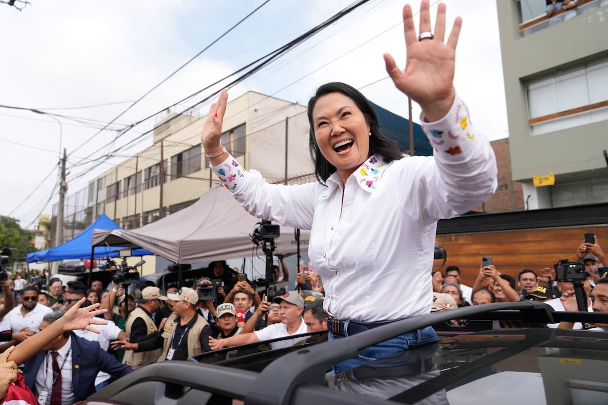 Keiko Fujimori saluda a las cámaras tras emitir su voto en Lima, en el marco de los retos políticos actuales del país. Foto de: Martin Mejia (AP Photo/Martin Mejia