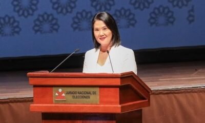 La política peruana Keiko Fujimori se dirige a una audiencia durante un evento relacionado con el Jurado Nacional de Elecciones. Foto de: Perú21