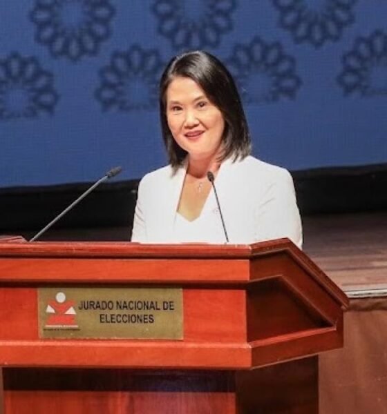 La política peruana Keiko Fujimori se dirige a una audiencia durante un evento relacionado con el Jurado Nacional de Elecciones. Foto de: Perú21