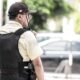 Un guardia de seguridad permanece en su puesto, un trabajador que podría beneficiarse de la nueva Ley Silla. Foto de: Perú21