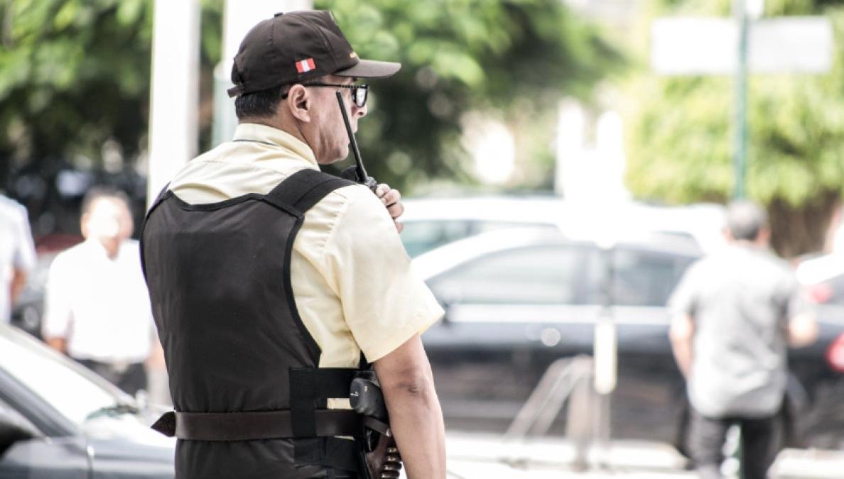 Un guardia de seguridad permanece en su puesto, un trabajador que podría beneficiarse de la nueva Ley Silla. Foto de: Perú21