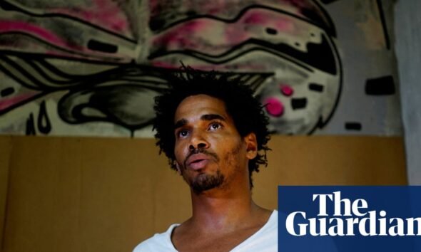 El artista disidente cubano Luis Manuel Otero Alcántara es autorizado para viajar a Estados Unidos. Foto de: The Guardian