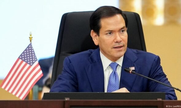 cambio Cuba MarcoRubio — Marco Rubio, quien ha criticado la situación en Cuba, habla ante un micrófono con una bandera de Estados Unidos al fondo. Foto de: Eric Liu/Reuters