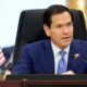 cambio Cuba MarcoRubio — Marco Rubio, quien ha criticado la situación en Cuba, habla ante un micrófono con una bandera de Estados Unidos al fondo. Foto de: Eric Liu/Reuters