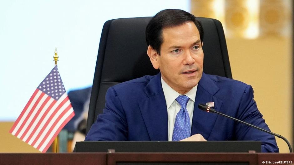 cambio Cuba MarcoRubio — Marco Rubio, quien ha criticado la situación en Cuba, habla ante un micrófono con una bandera de Estados Unidos al fondo. Foto de: Eric Liu/Reuters
