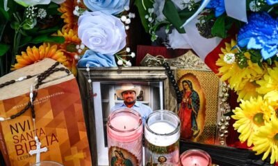 muertes mexicanos bajo custodia — Un altar con una fotografía de un hombre y velas simboliza el duelo por los migrantes fallecidos en operativos de ICE. Foto de: CNN en Español