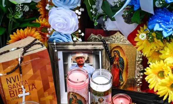 muertes mexicanos bajo custodia — Un altar con una fotografía de un hombre y velas simboliza el duelo por los migrantes fallecidos en operativos de ICE. Foto de: CNN en Español