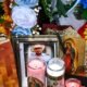 muertes mexicanos bajo custodia — Un altar con una fotografía de un hombre y velas simboliza el duelo por los migrantes fallecidos en operativos de ICE. Foto de: CNN en Español