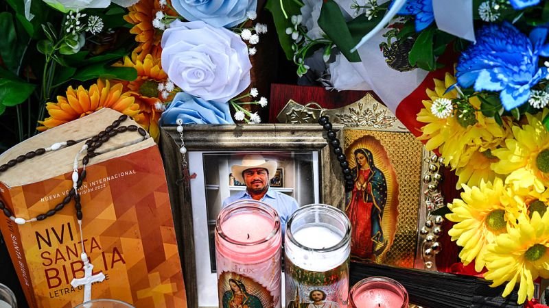 muertes mexicanos bajo custodia — Un altar con una fotografía de un hombre y velas simboliza el duelo por los migrantes fallecidos en operativos de ICE. Foto de: CNN en Español