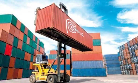 propuesta arancelaria — Un contenedor de carga es movido por una grúa en un puerto, ilustrando el comercio internacional y los desafíos logísticos del Perú. Foto de: Perú21