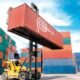 propuesta arancelaria — Un contenedor de carga es movido por una grúa en un puerto, ilustrando el comercio internacional y los desafíos logísticos del Perú. Foto de: Perú21