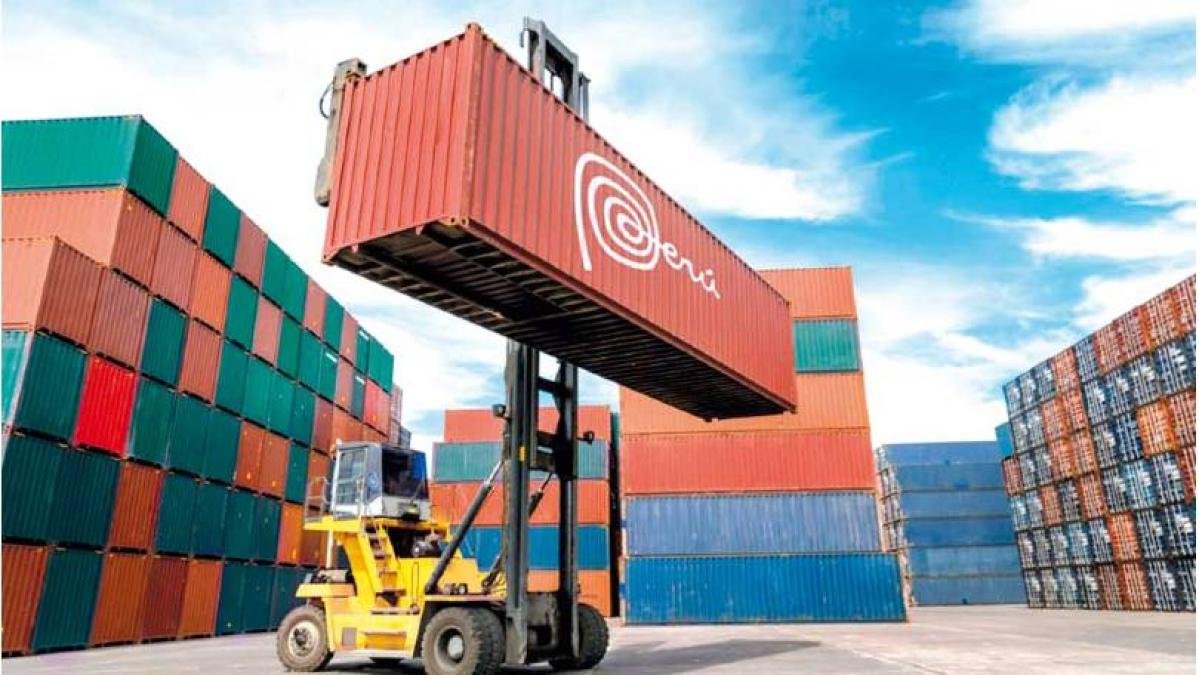 propuesta arancelaria — Un contenedor de carga es movido por una grúa en un puerto, ilustrando el comercio internacional y los desafíos logísticos del Perú. Foto de: Perú21