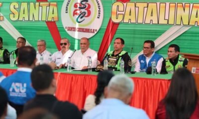 San Juan — Un grupo de hombres sentados tras una mesa larga frente a un fondo que dice Santa Catalina. Foto de: El Peruano