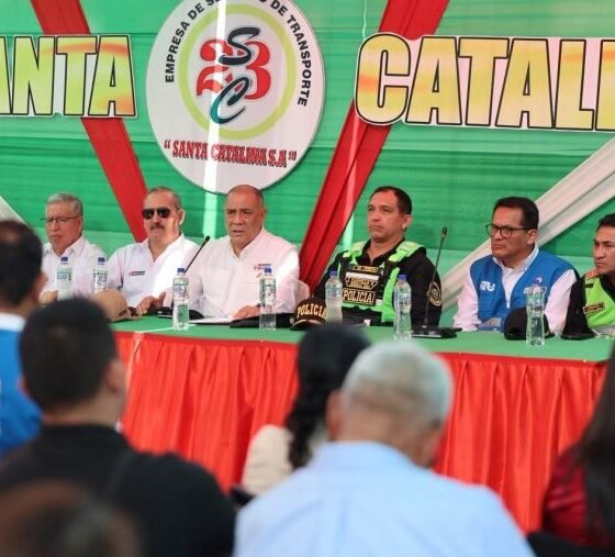 San Juan — Un grupo de hombres sentados tras una mesa larga frente a un fondo que dice Santa Catalina. Foto de: El Peruano