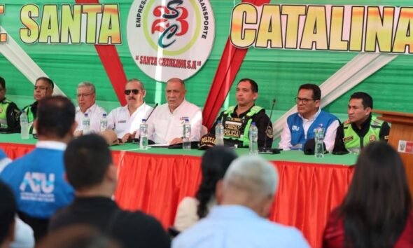 San Juan — Un grupo de hombres sentados tras una mesa larga frente a un fondo que dice Santa Catalina. Foto de: El Peruano