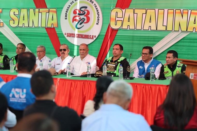 San Juan — Un grupo de hombres sentados tras una mesa larga frente a un fondo que dice Santa Catalina. Foto de: El Peruano