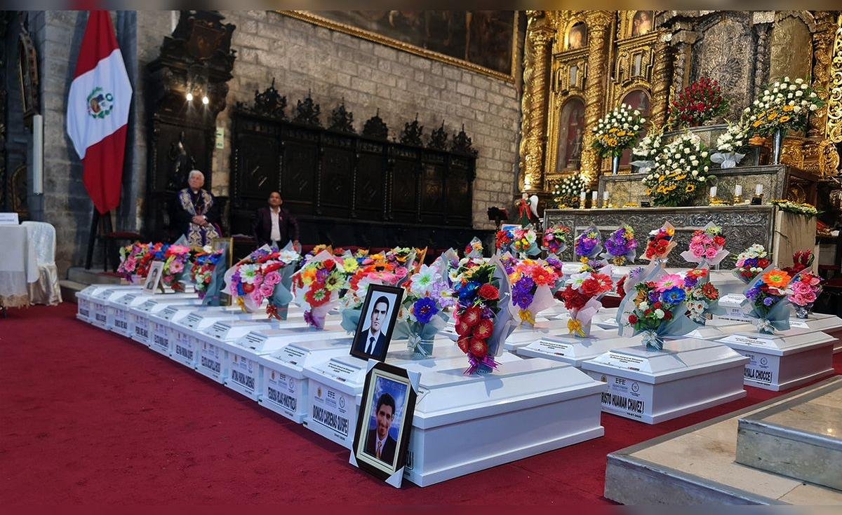 Ministerio Público — Homenaje a los restos de desaparecidos de la guerra interna en una ceremonia religiosa en Ayacucho. Foto de: La República