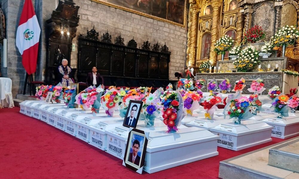 Ministerio Público — Una iglesia decorada con flores coloridas y retratos de personas sobre bloques blancos frente a un altar dorado. Foto de: El Búho