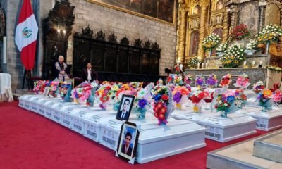 Ministerio Público — Una iglesia decorada con flores coloridas y retratos de personas sobre bloques blancos frente a un altar dorado. Foto de: El Búho