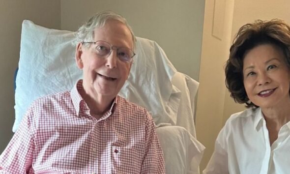 hospitalización Mitch McConnell — El senador estadounidense Mitch McConnell y una mujer sonríen a la cámara en un entorno que sugiere su reciente hospitalización. Foto de: CNN en Español
