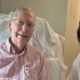 hospitalización Mitch McConnell — El senador estadounidense Mitch McConnell y una mujer sonríen a la cámara en un entorno que sugiere su reciente hospitalización. Foto de: CNN en Español