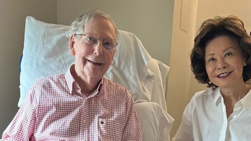 hospitalización Mitch McConnell — El senador estadounidense Mitch McConnell y una mujer sonríen a la cámara en un entorno que sugiere su reciente hospitalización. Foto de: CNN en Español