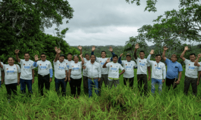 Líderes y miembros de una comunidad nativa en Loreto celebran el avance en la titulación de sus tierras en la Amazonía peruana. Foto de: Sebastian Castañeda/Rainforest Foundation US