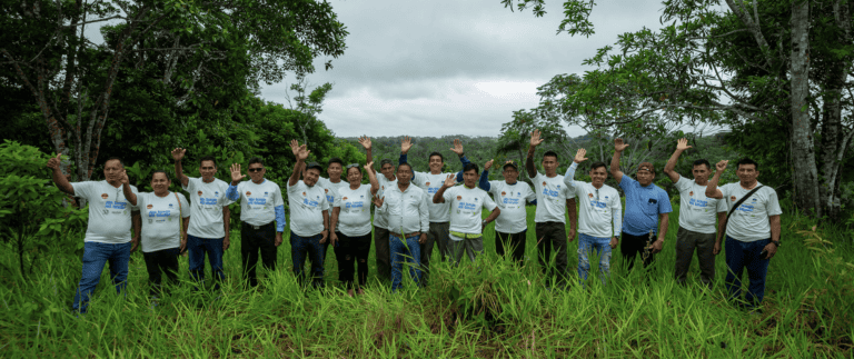 Líderes y miembros de una comunidad nativa en Loreto celebran el avance en la titulación de sus tierras en la Amazonía peruana. Foto de: Sebastian Castañeda/Rainforest Foundation US