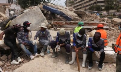 Muertos terremotos Venezuela — Rescatistas y voluntarios trabajan entre los escombros tras los terremotos que causaron múltiples víctimas en Venezuela. Foto de: CNN en Español