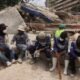 Muertos terremotos Venezuela — Rescatistas y voluntarios trabajan entre los escombros tras los terremotos que causaron múltiples víctimas en Venezuela. Foto de: CNN en Español