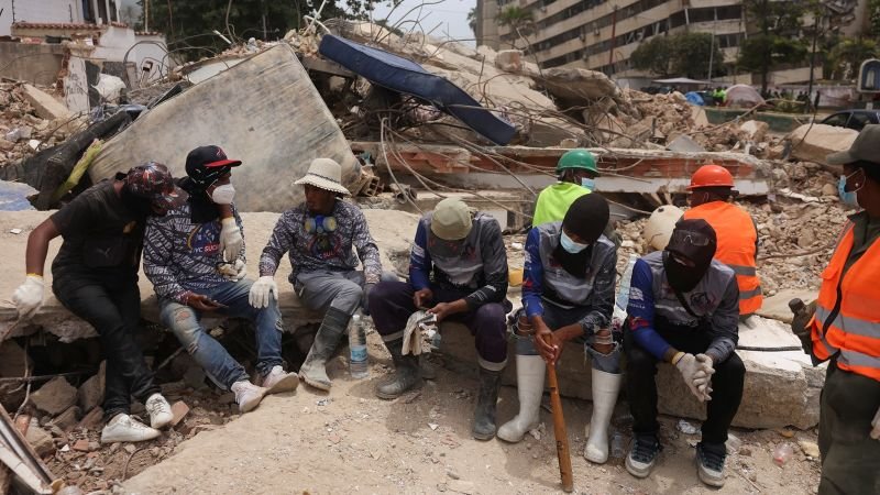 Muertos terremotos Venezuela — Rescatistas y voluntarios trabajan entre los escombros tras los terremotos que causaron múltiples víctimas en Venezuela. Foto de: CNN en Español