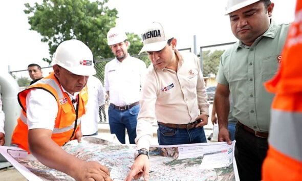 capacidad respuesta — Representantes del Ministerio de Vivienda revisan planos técnicos para fortalecer la capacidad de respuesta ante el fenómeno de El Niño en Piura. Foto de: El Peruano