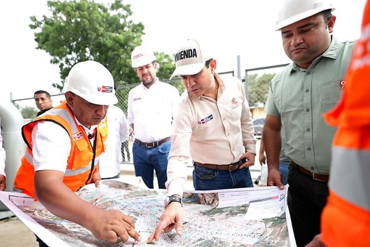 capacidad respuesta — Representantes del Ministerio de Vivienda revisan planos técnicos para fortalecer la capacidad de respuesta ante el fenómeno de El Niño en Piura. Foto de: El Peruano