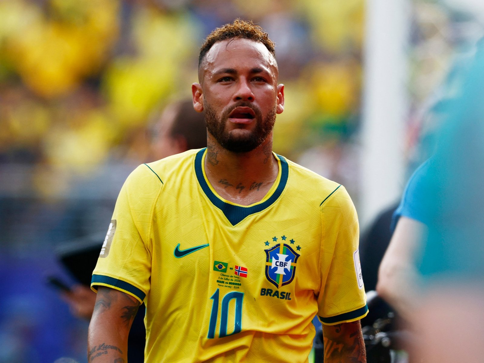 retiro neymar — Neymar Jr. se muestra desanimado tras la eliminación de Brasil en el Mundial, anunciando su retiro del fútbol internacional. Foto de: Jeenah Moon/Reuters