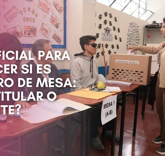 Una persona entrega un sobre en una mesa de votación, ilustrando el proceso electoral y la consulta para los miembros de mesa. Foto de: Gestión