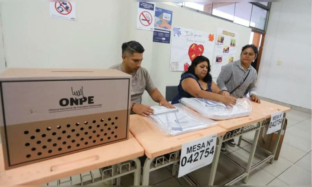 Personal de la ONPE supervisa el proceso electoral en un centro de votación durante las elecciones regionales y municipales. Foto de: La República