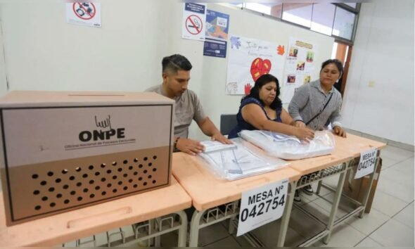 Personal de la ONPE supervisa el proceso electoral en un centro de votación durante las elecciones regionales y municipales. Foto de: La República
