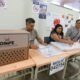 Personal de la ONPE supervisa el proceso electoral en un centro de votación durante las elecciones regionales y municipales. Foto de: La República