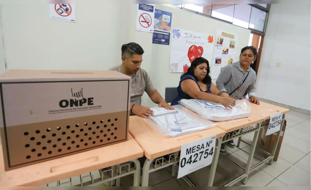 Personal de la ONPE supervisa el proceso electoral en un centro de votación durante las elecciones regionales y municipales. Foto de: La República