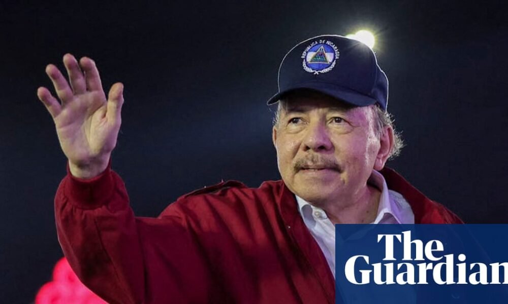 Ortega suspensión indefinida — El presidente de Nicaragua, Daniel Ortega, saluda durante un evento mientras anuncia que el país no celebrará más elecciones. Foto de: The Guardian