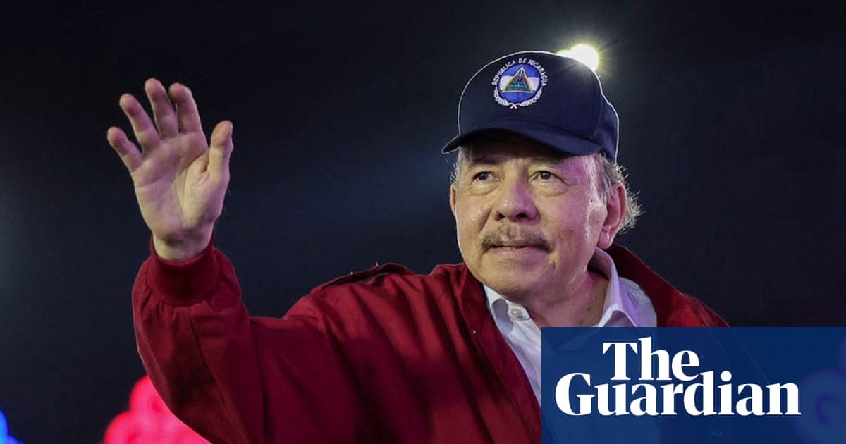 Ortega suspensión indefinida — El presidente de Nicaragua, Daniel Ortega, saluda durante un evento mientras anuncia que el país no celebrará más elecciones. Foto de: The Guardian